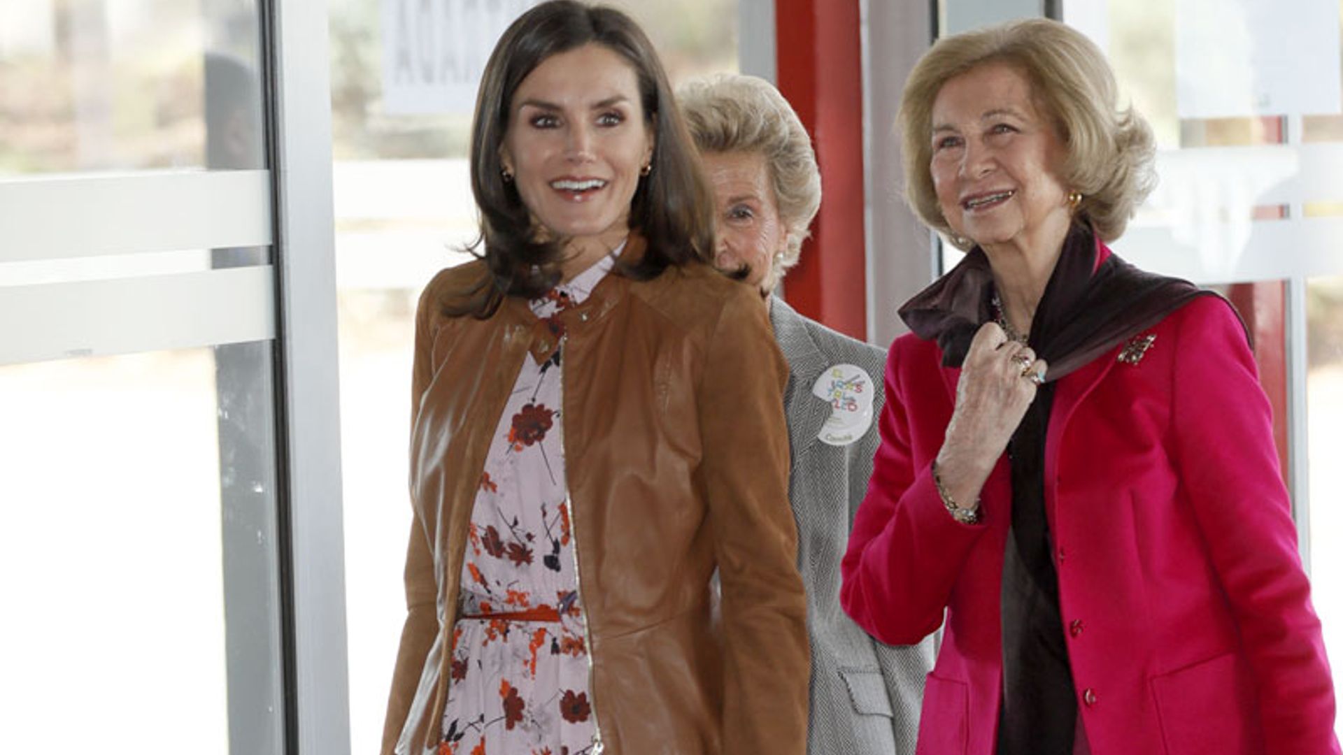 El innovador look de la Reina junto a doña Sofía: vestido floral y cazadora de cuero