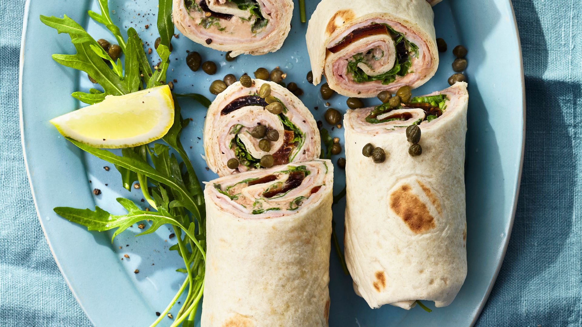 Burritos con rosbif, jamón cocido, rúcula y alcaparras