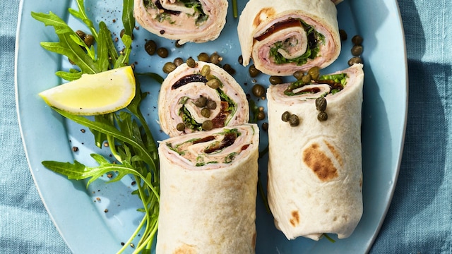 Burritos con rosbif, jamón cocido, rúcula y alcaparras 