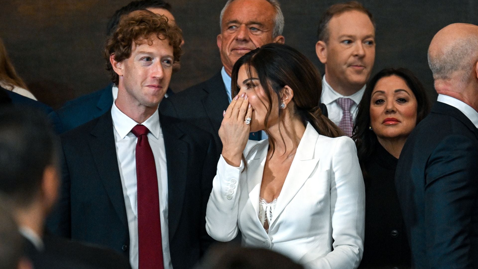 ¿Qué ocurrió entre Mark Zuckerberg y Lauren Sánchez, prometida de Jeff Bezos, en la investidura de Trump?