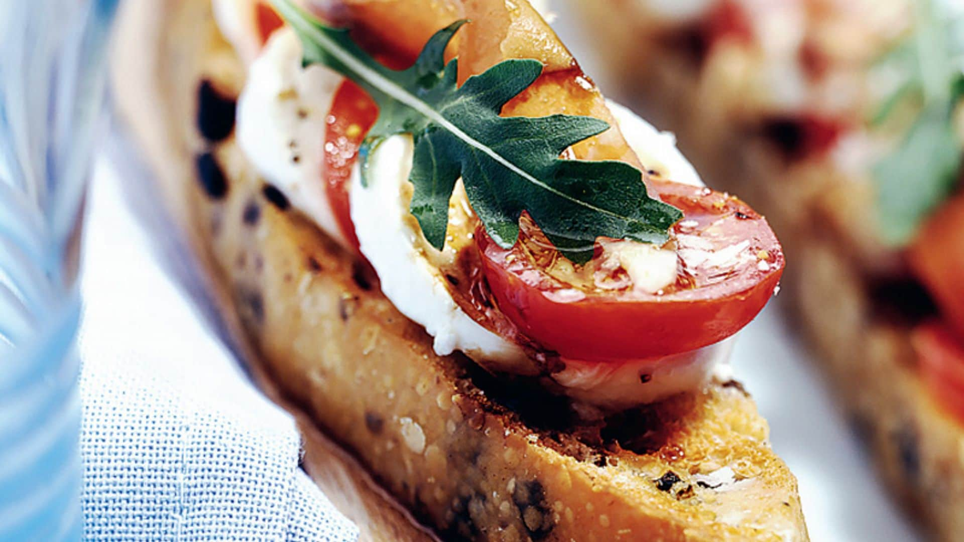 Tostas de ensalada Caprese al ajo