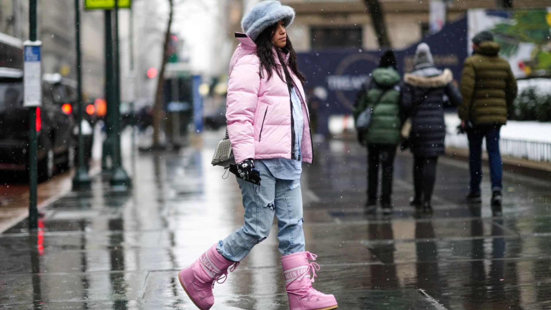 Como llevar las botas de agua y nieve de tendencia en looks de diario