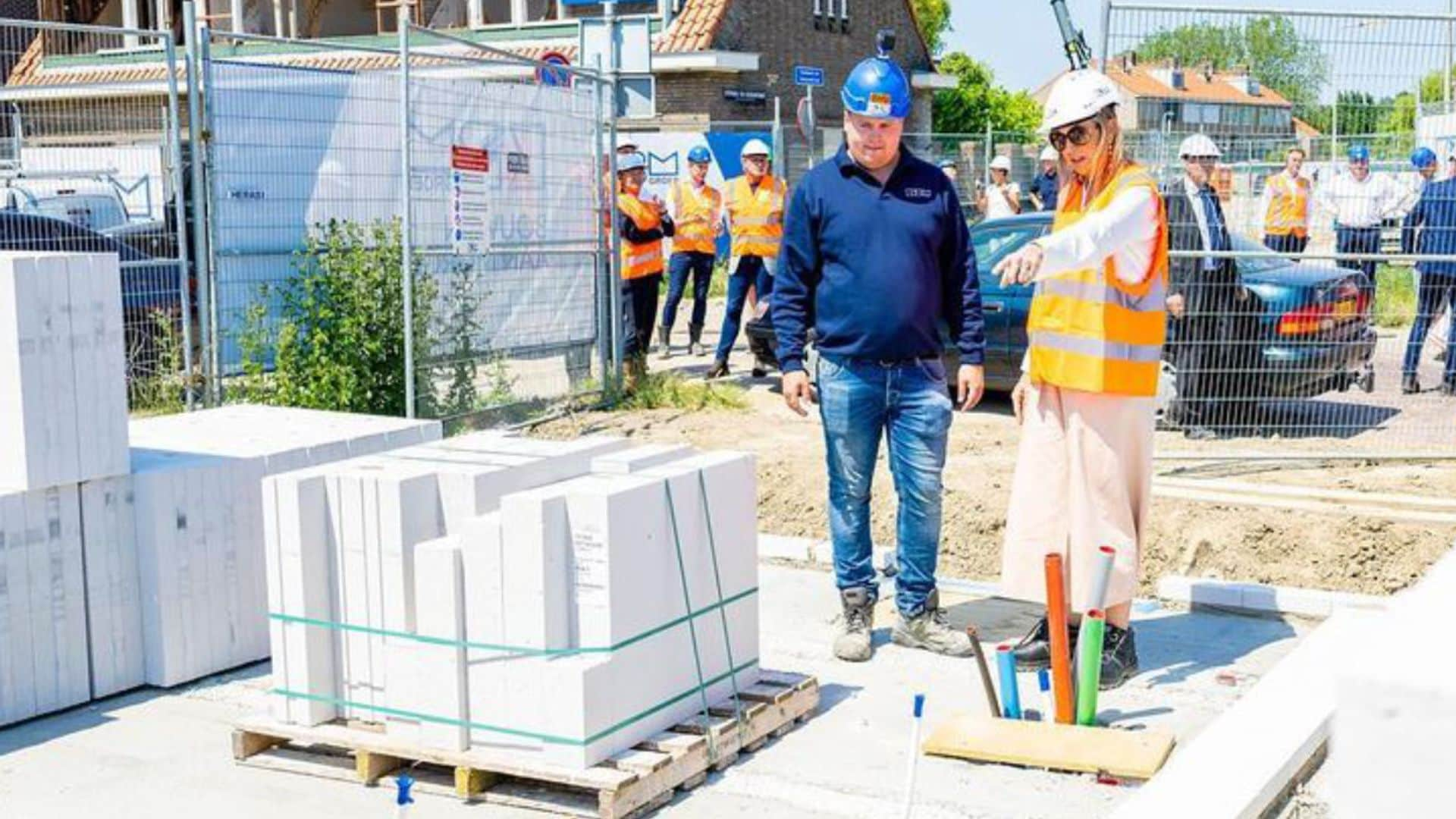 Máxima de los Países Bajos, una constructora muy fashion con casco, chaleco y botas de obra