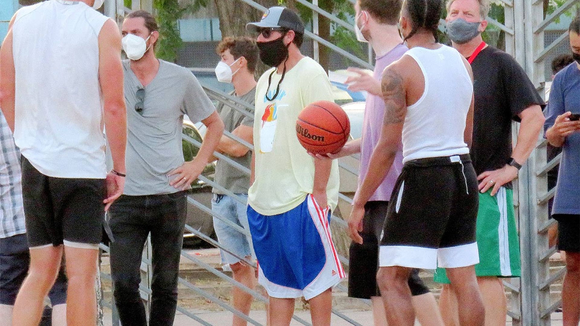 Adam Sandler se 'cuela' en una cancha de Palma de Mallorca como entrenador de un equipo de basket