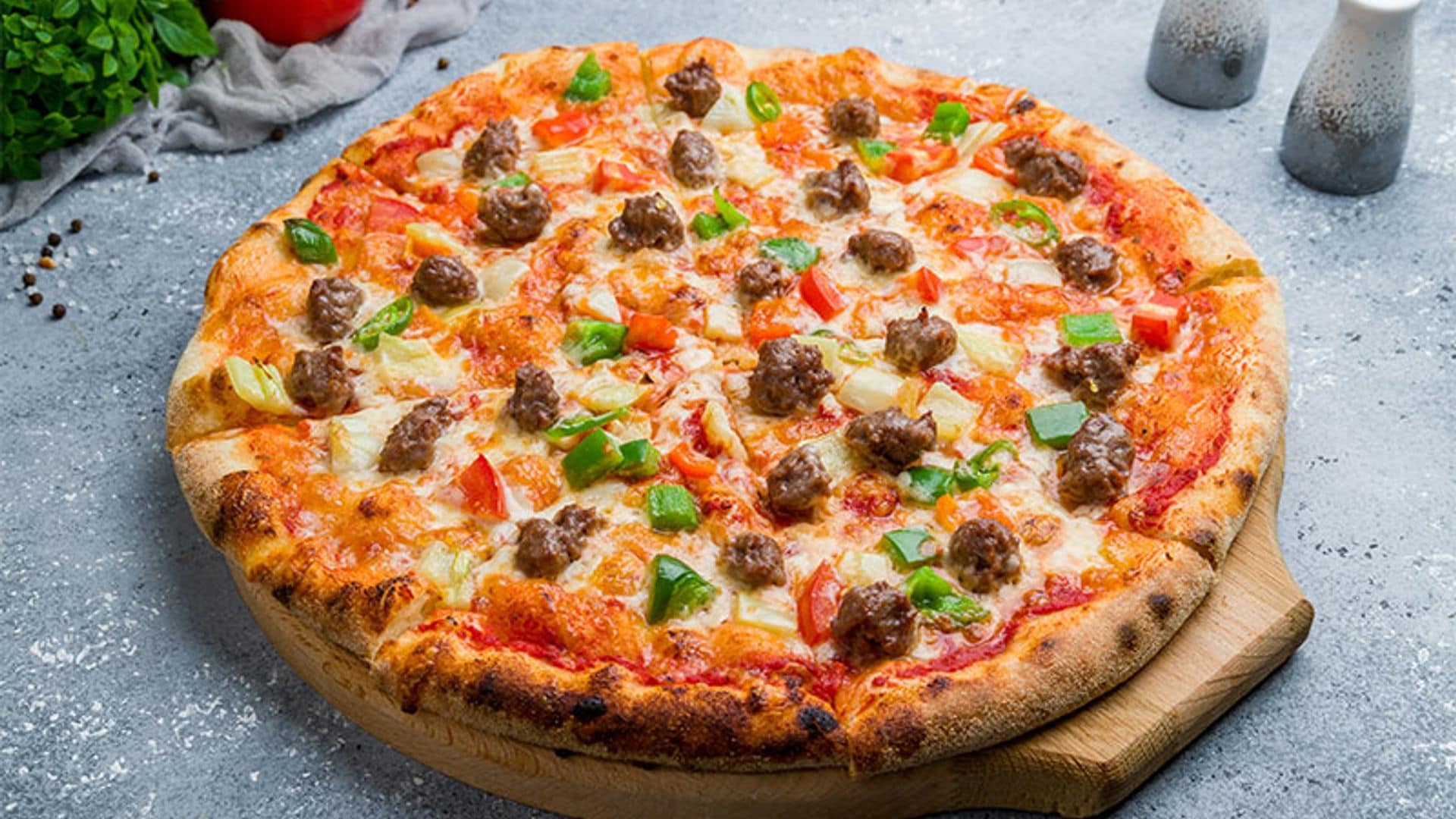 Pizza con verduras y cerdo ibérico