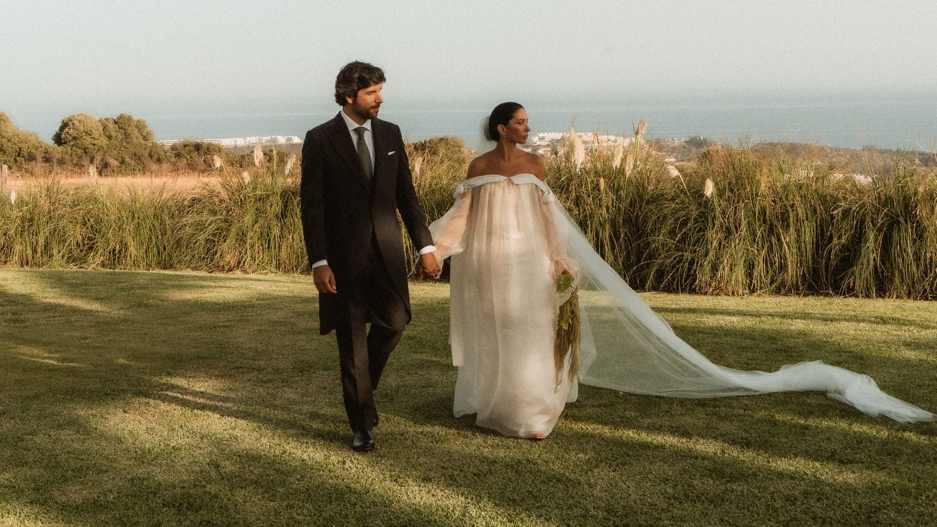 La 'influencer' Agostina Saracco nos desvela los detalles de su vestido de novia: un look desmontable con corsé artesanal y joyas vintage