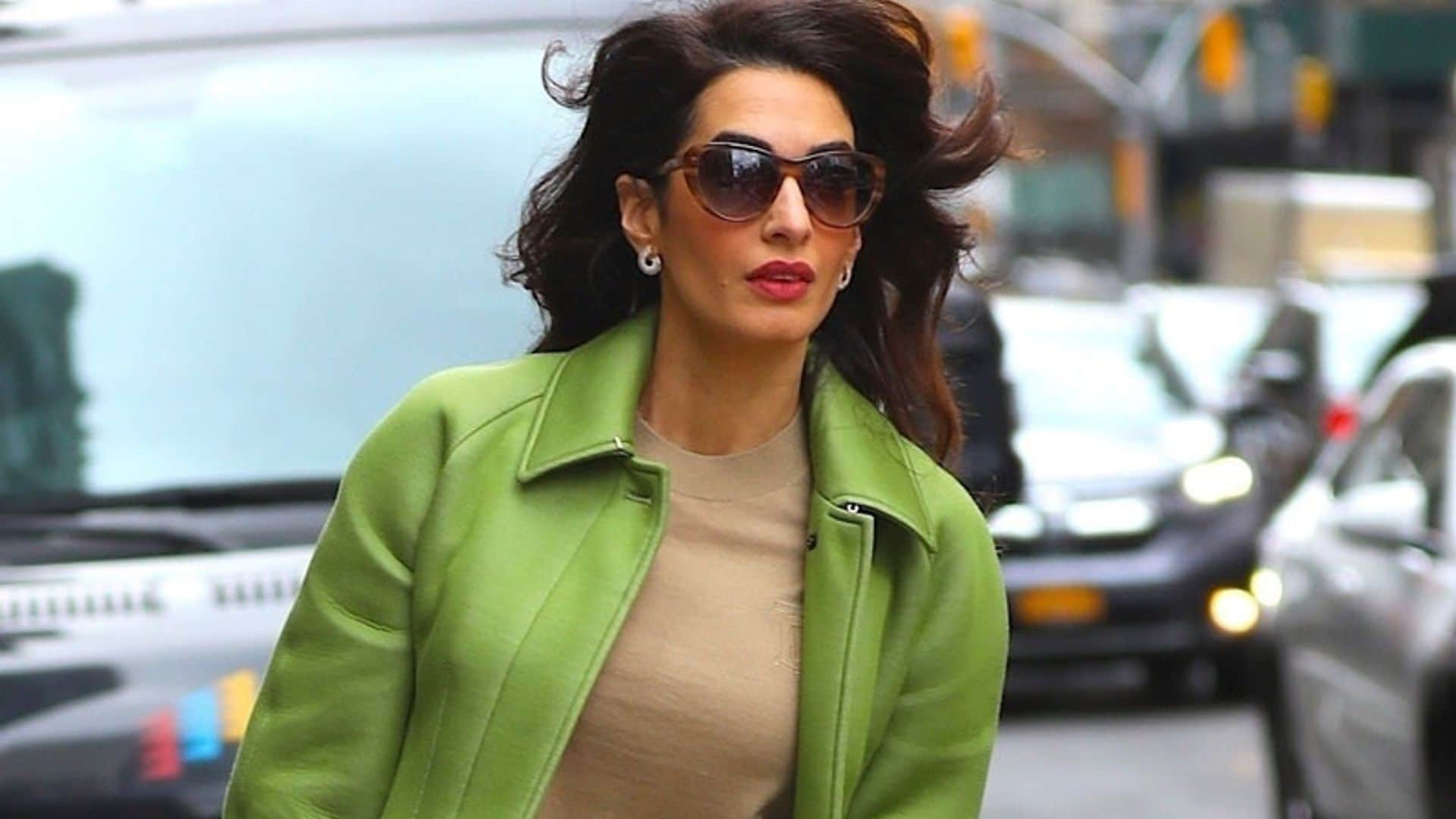 ¿Traje de neopreno para la oficina? Sí, como Amal Clooney con su último 'lookazo'