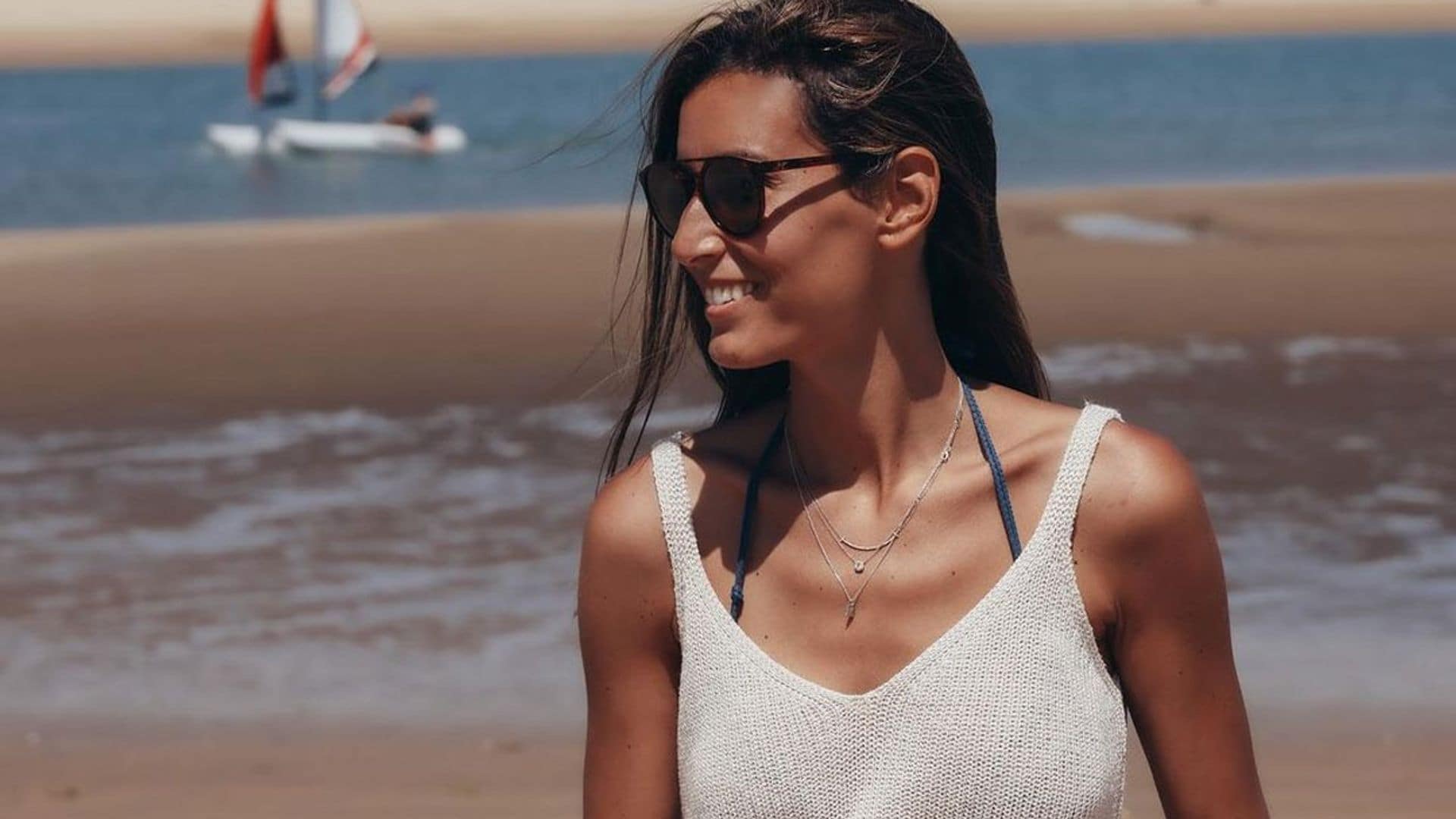 ¿Vestir de punto en verano? Ana Boyer dice que sí en su último posado de playa