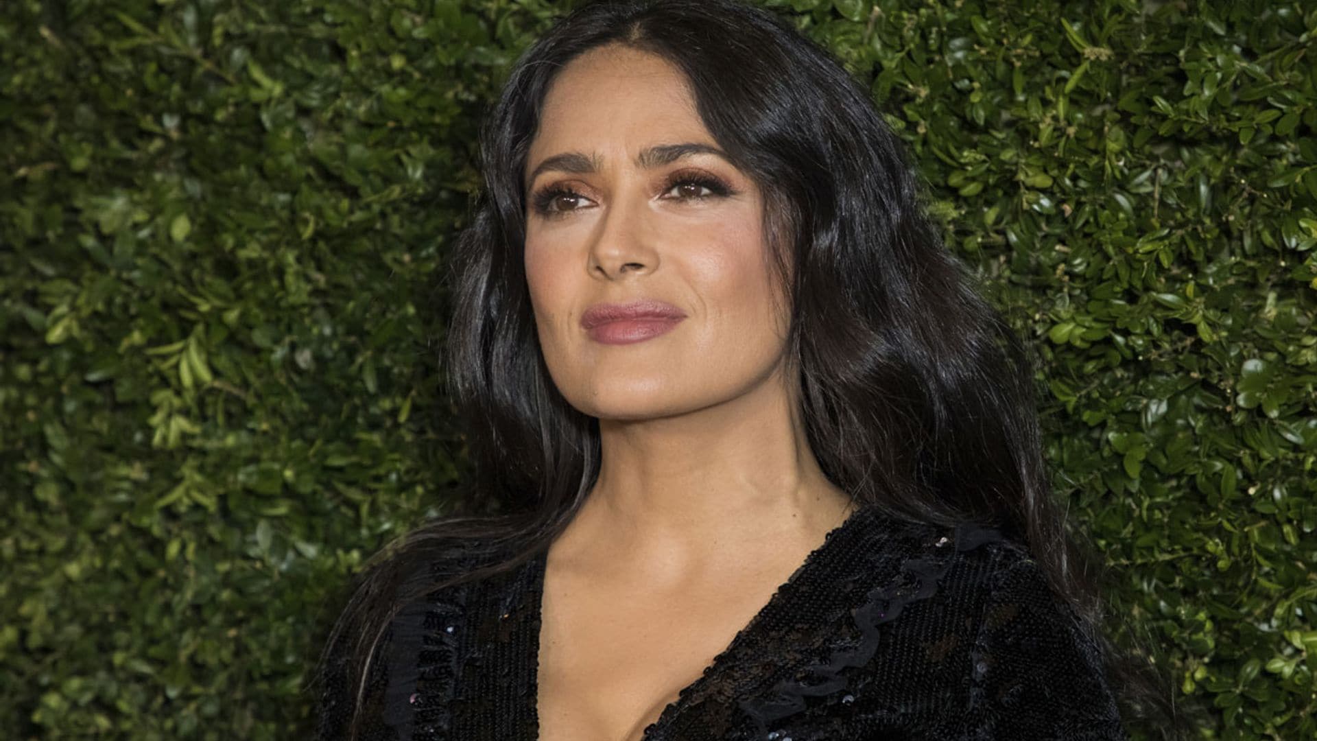 Salma Hayek sorprende a sus seguidores con su peculiar forma de celebrar el éxito en redes sociales