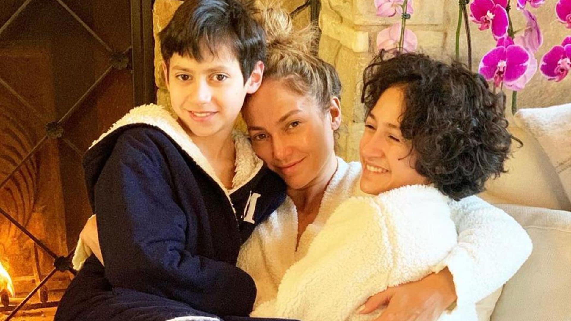 jennifer lopez junto a sus mellizos emma y max