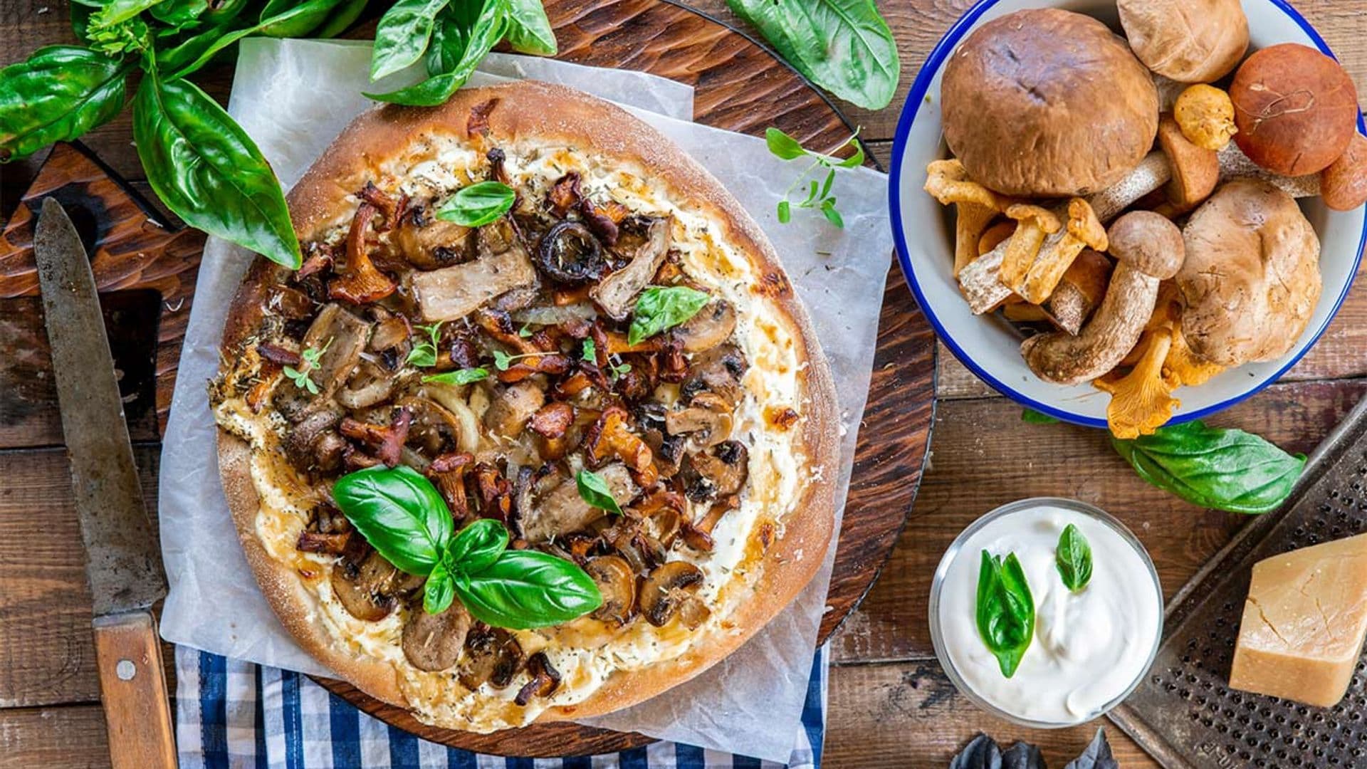 Pizza de boletus, otras setas y queso de cabra