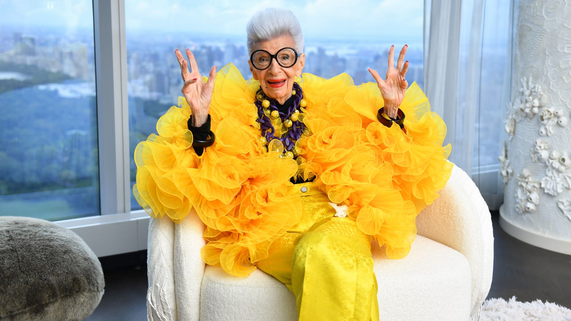 La leyenda de Iris Apfel continúa: se anuncia la subasta de sus objetos personales más icónicos