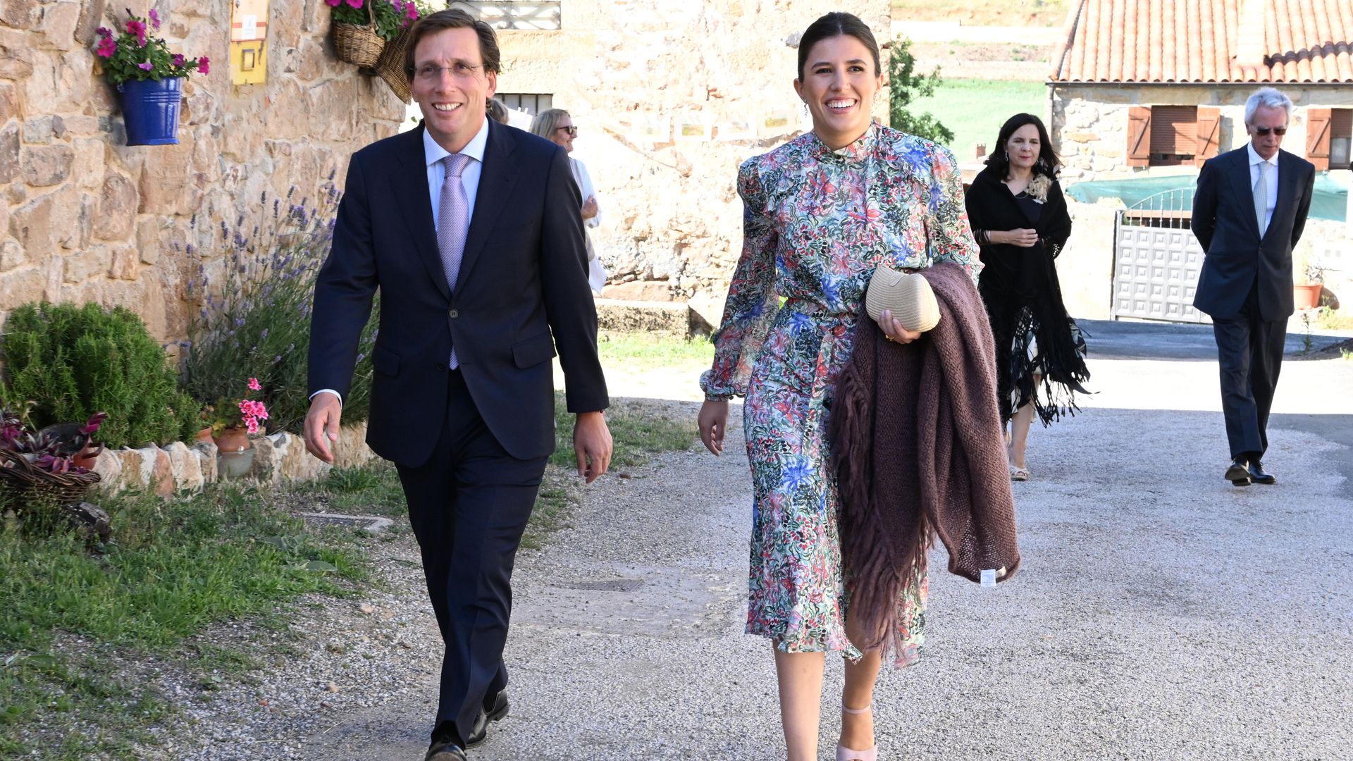 Del vestido floral de Teresa Urquijo al diseño de volantes de Esther Alcocer Koplowitz, analizamos los looks de la boda de Verónica Urquijo