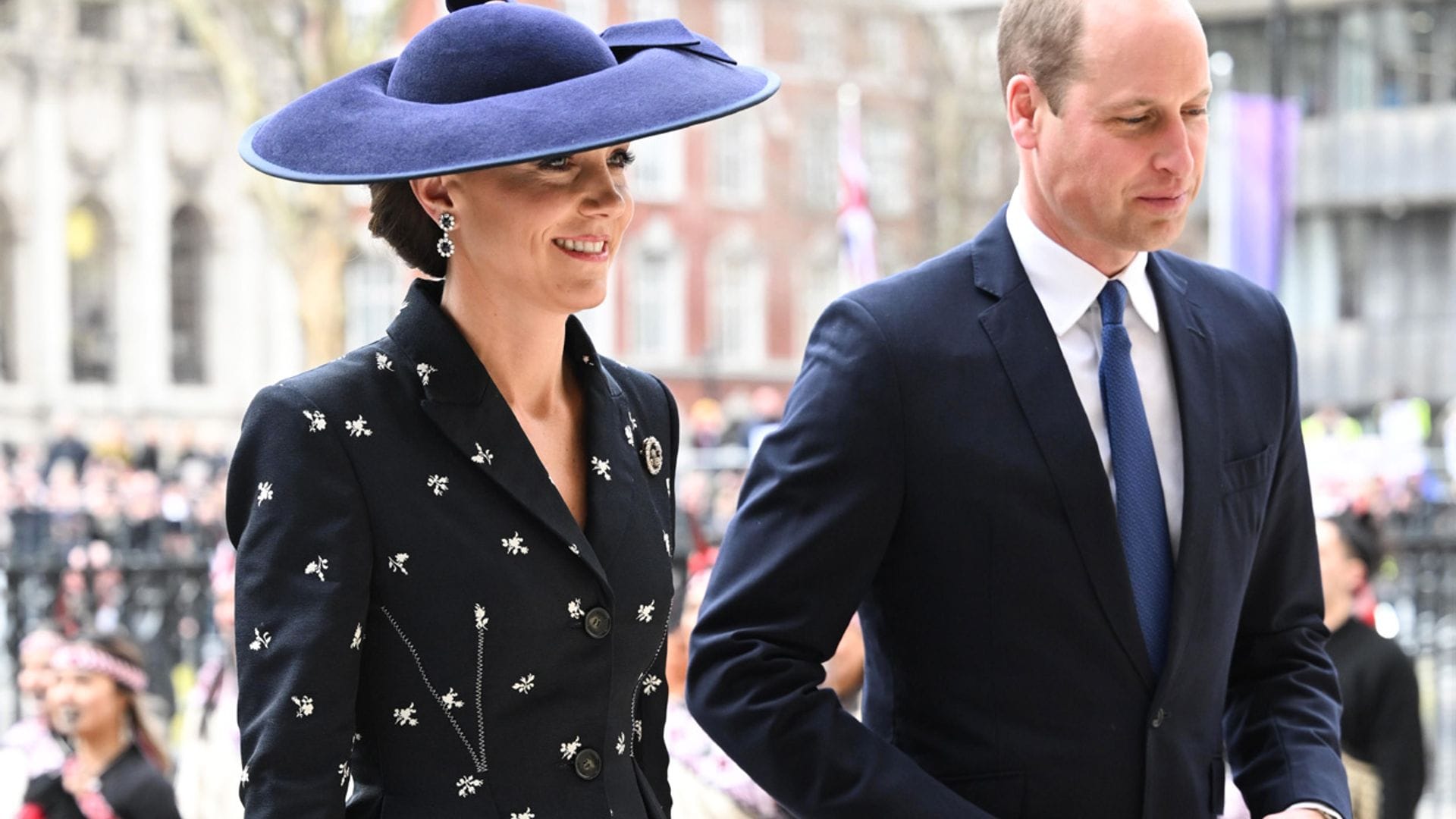 La princesa de Gales estrena un traje victoriano y recupera un broche histórico de la Familia Real