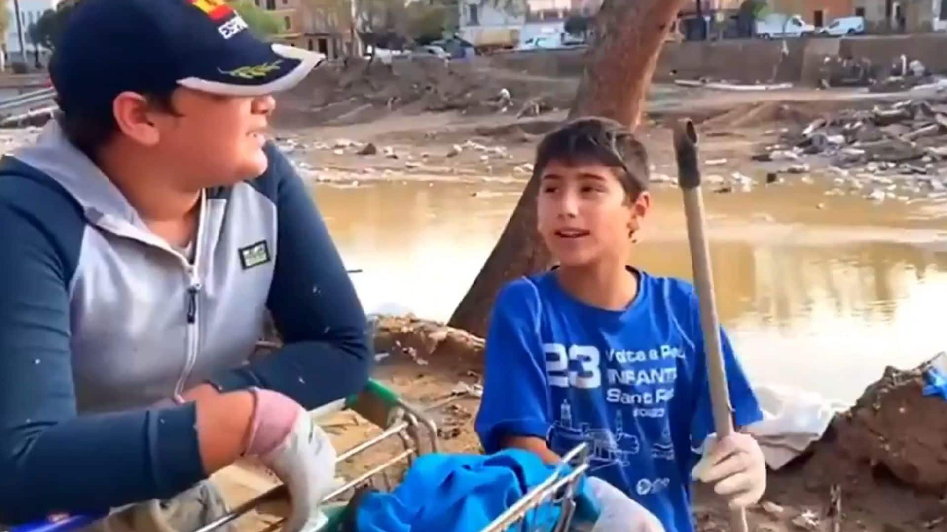 Izan y Neizan, los dos pequeños héroes que se han hecho virales repartiendo comida y sonrisas