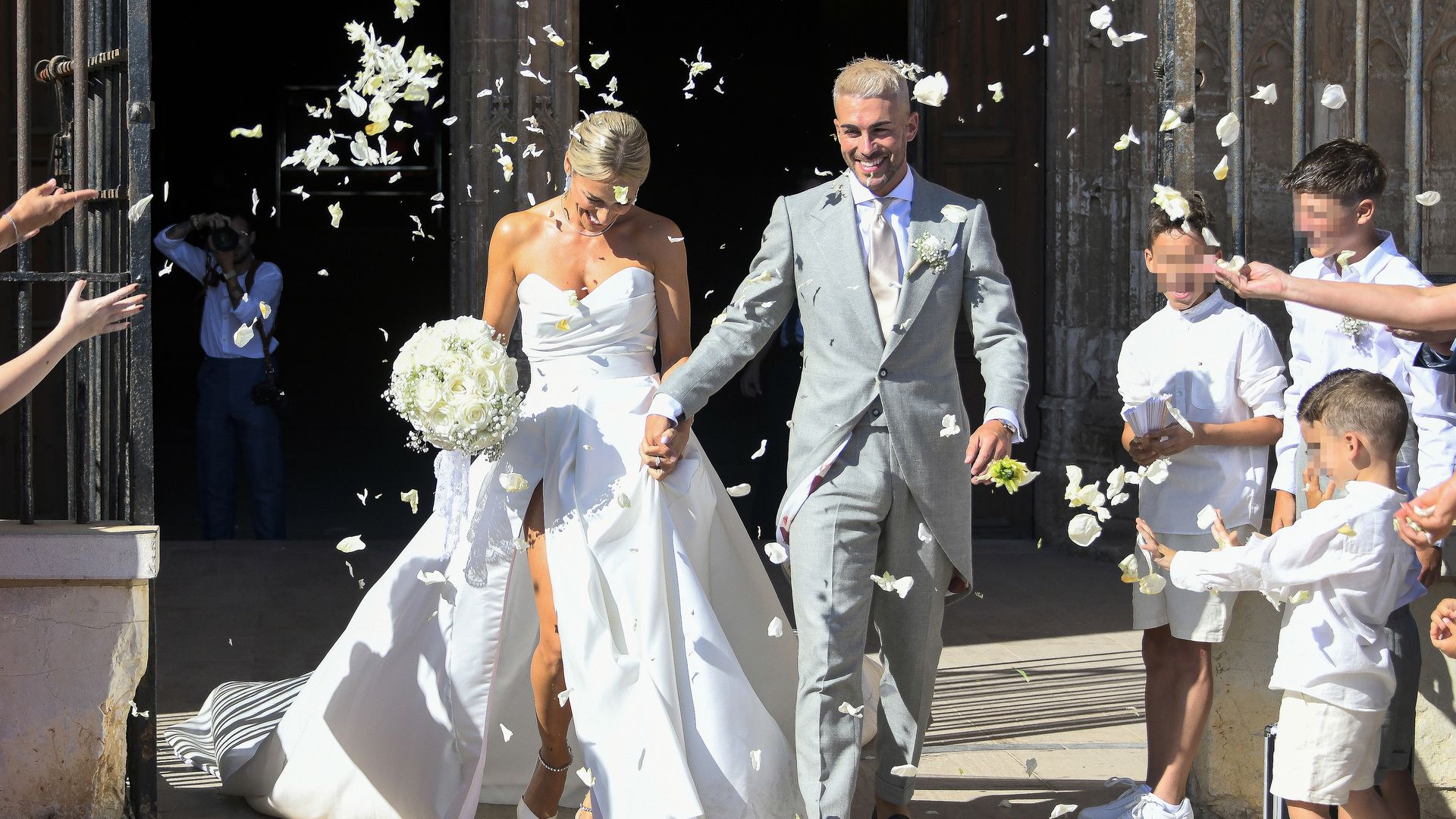 La espectacular boda del futbolista Dani Rodríguez y la modelo Cristina Palavra en la Catedral de Mallorca