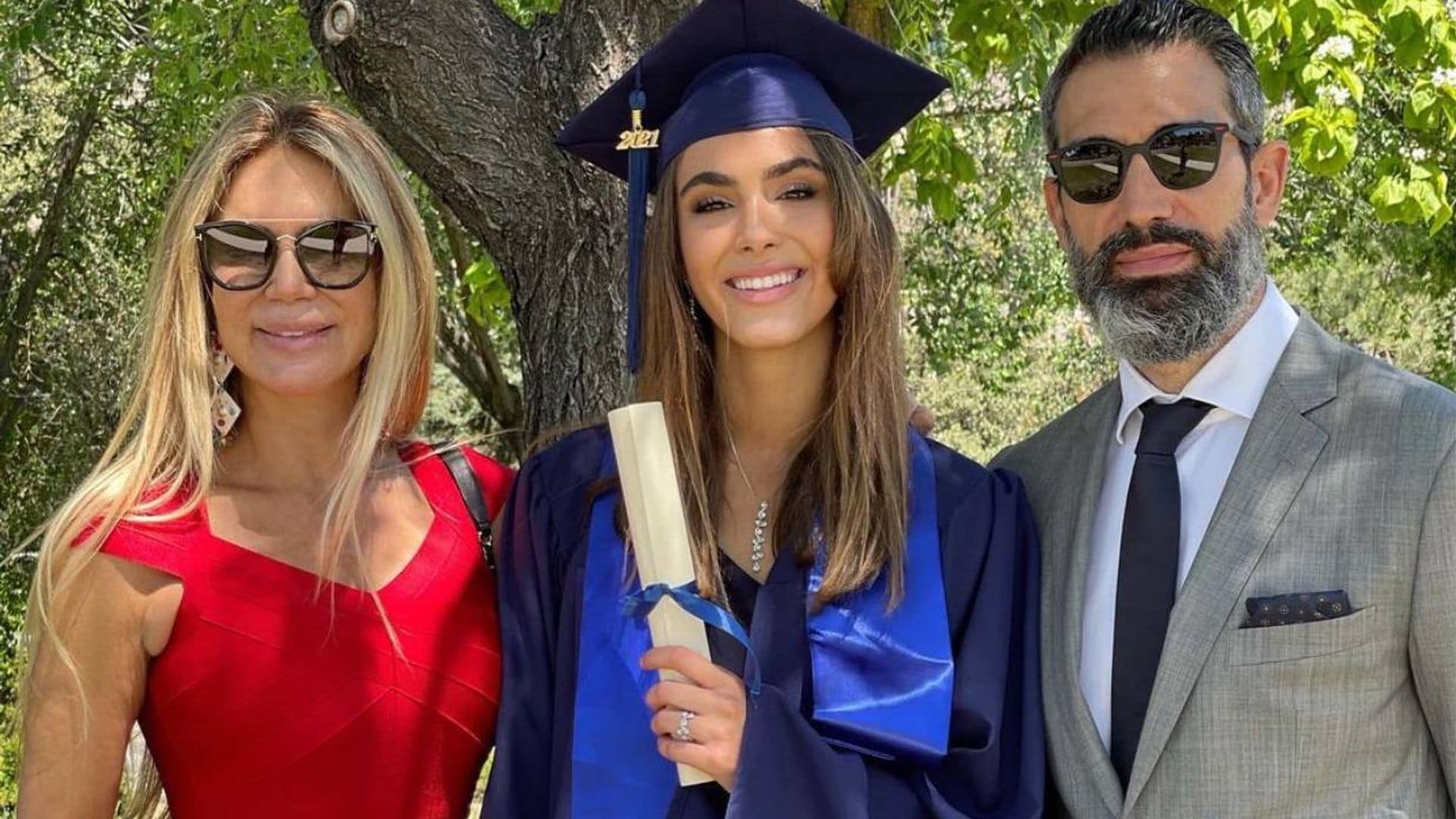 El orgullo de Ingrid Asensio y Fernando Sanz en la graduación de su hija Valeria