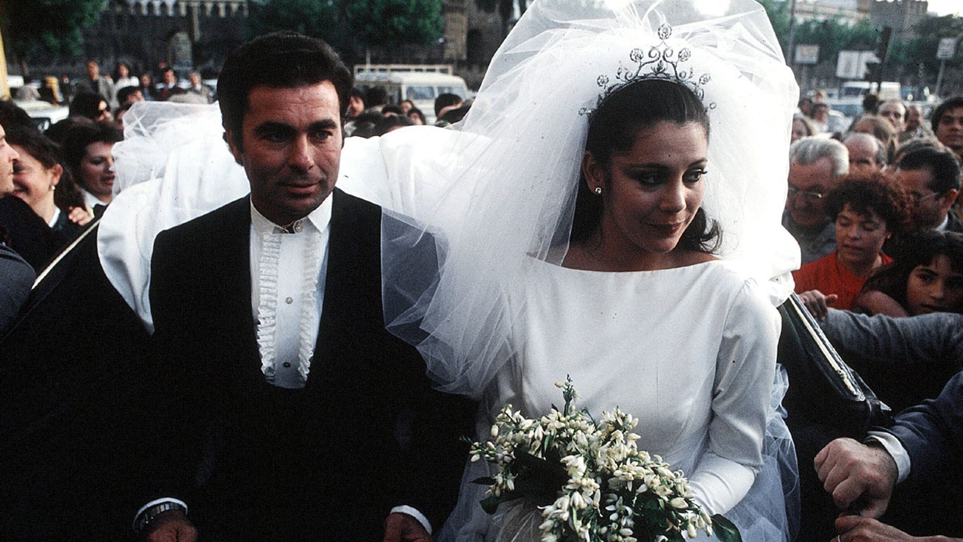 Se cumplen 38 años de la boda de Isabel Pantoja y Paquirri: así contó ¡HOLA! el enlace de 'dos personajes auténticamente de novela'