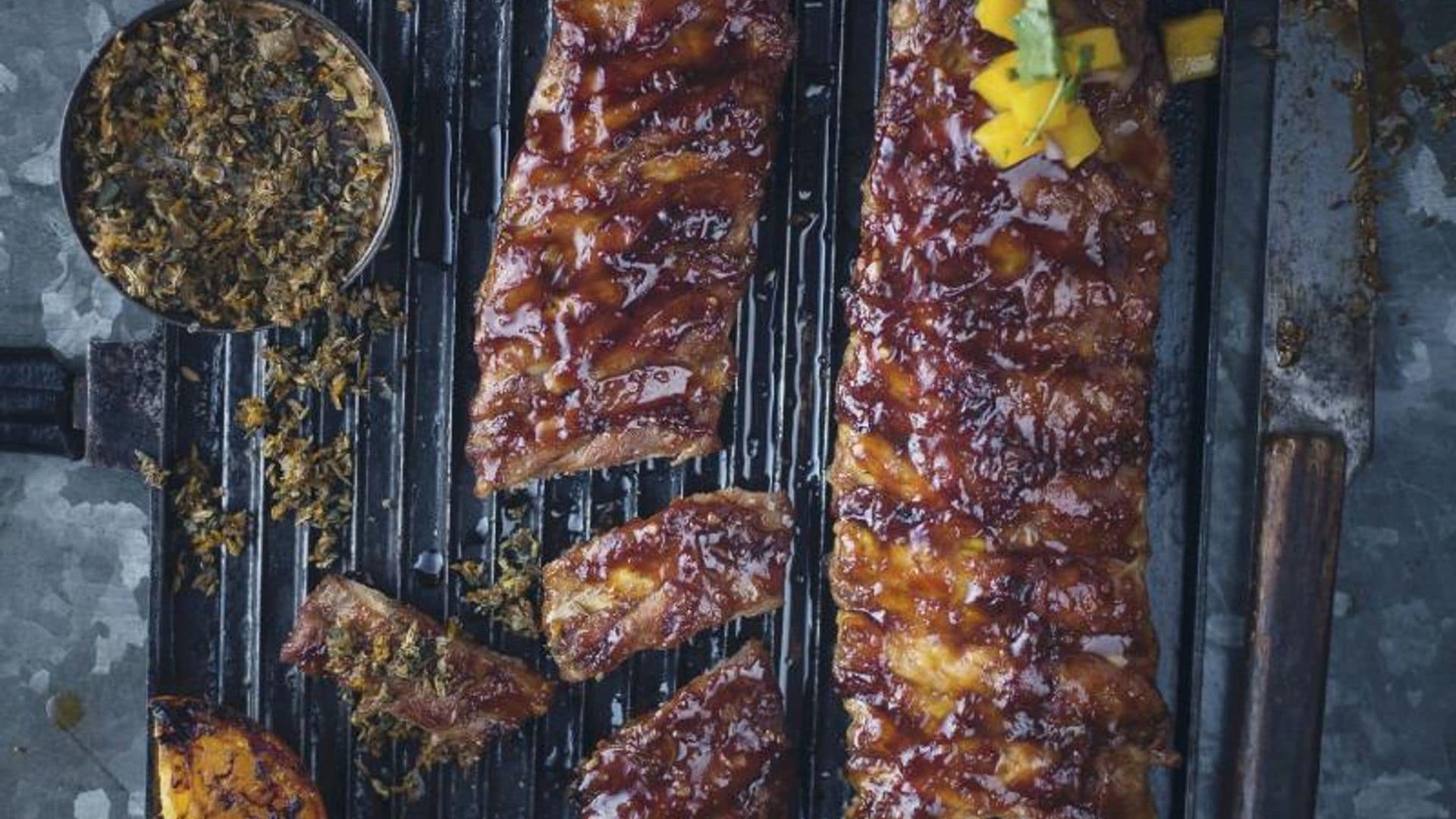 Costillar de cerdo marinado con salsa barbacoa y chimichurri de mango