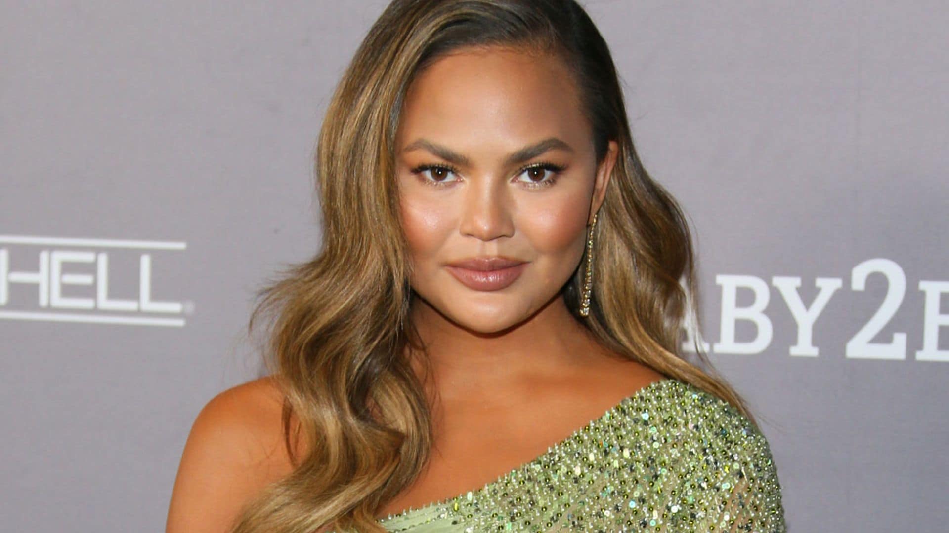 Chrissy Teigen se sincera sobre su reciente bichectomía