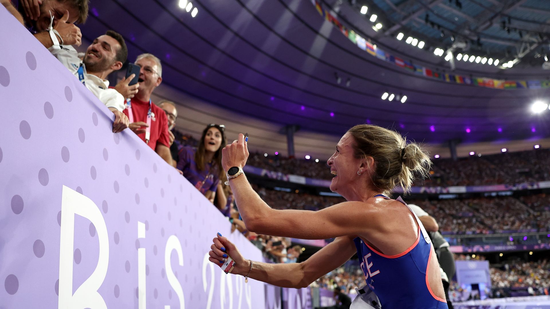 La atleta francesa Alice Finot pide matrimonio a su novio gallego en plena pista