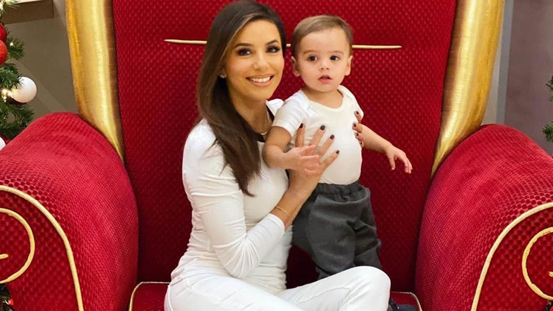 ¡Al más puro estilo 'Blues Brothers'! El alocado baile navideño de Eva Longoria y su hijo Santiago