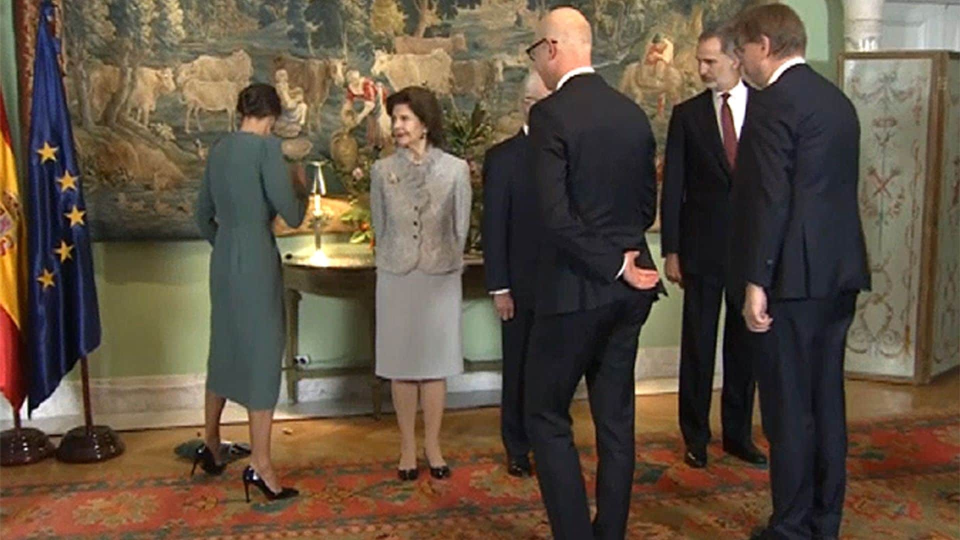 El apuro de la reina Letizia al caerse accidentalmente su bolso al suelo