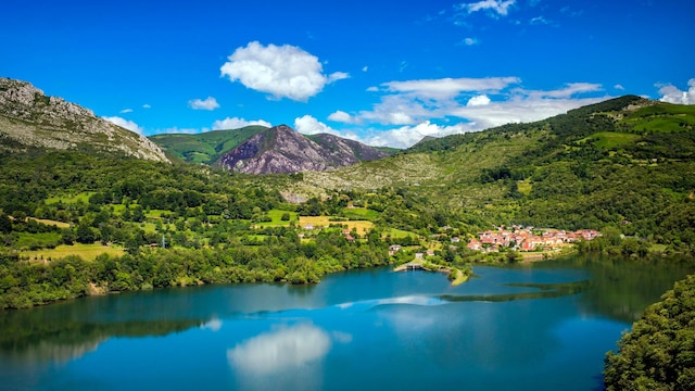 Pueblo junto al lago en el Parque Natural de Redes en Asturias