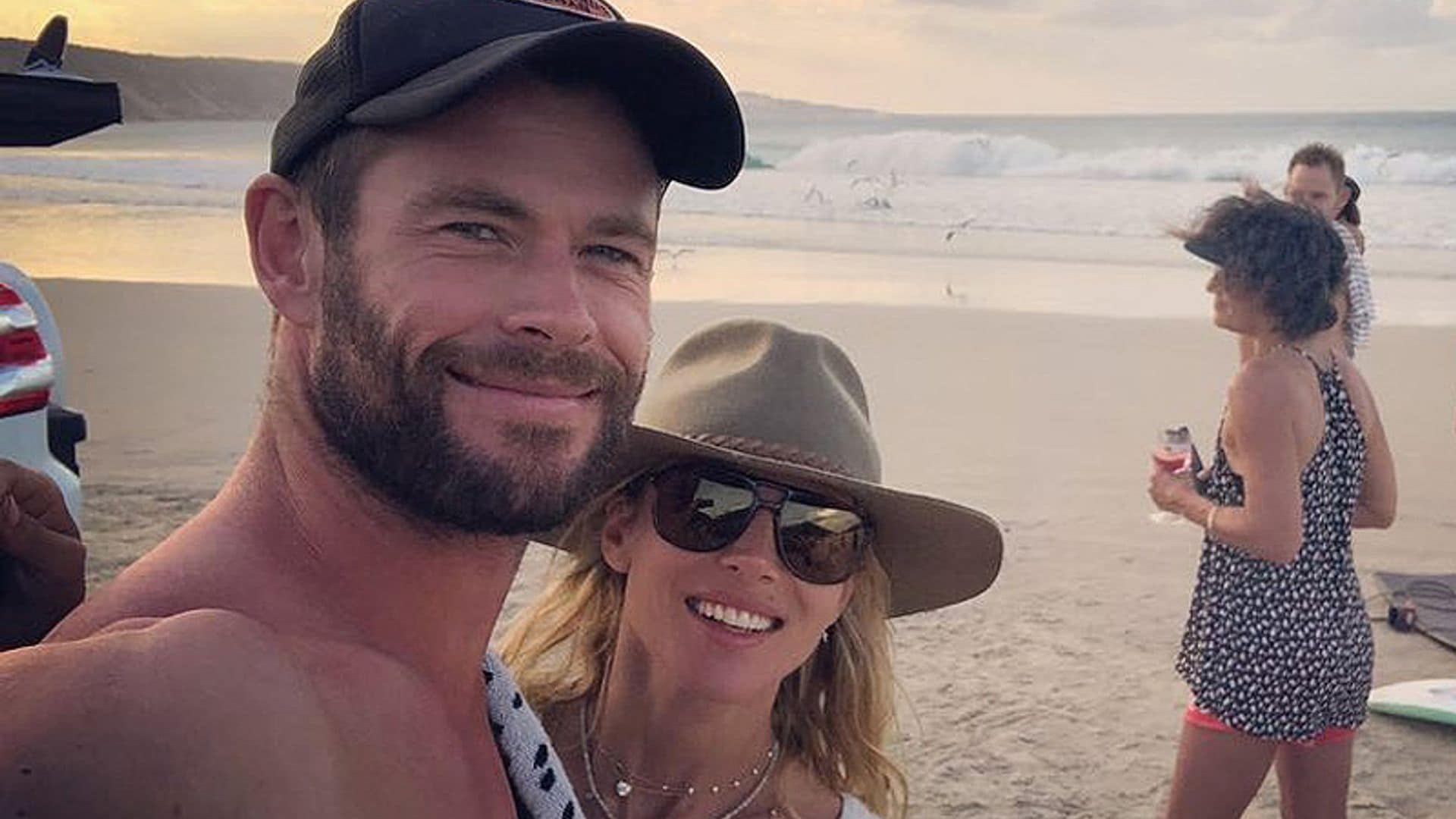 Elsa Pataky y Chris Hemsworth se adelantan al verano y presumen de cuerpazos en la playa