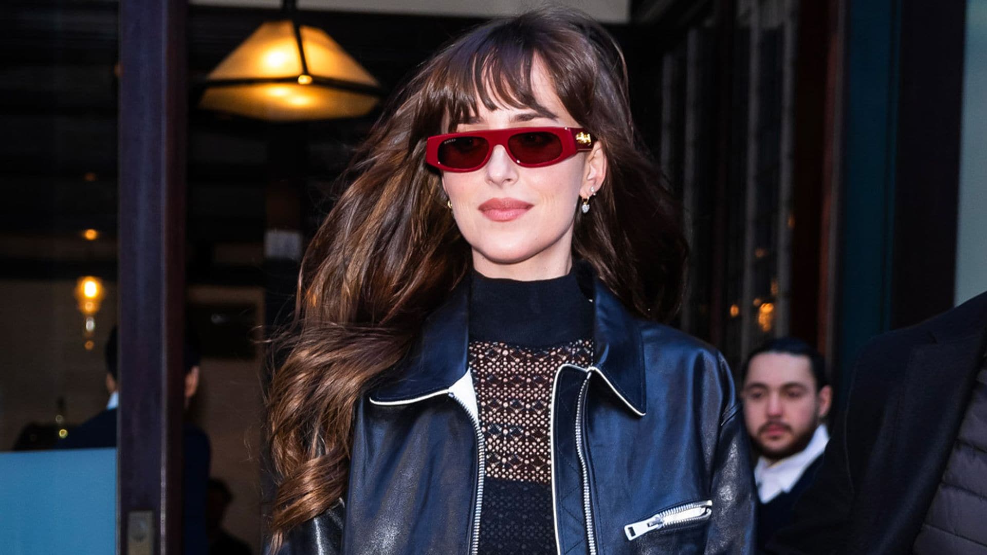 Un vestidazo transparente y otros lookazos con los que Dakota Johnson ha conquistado Nueva York