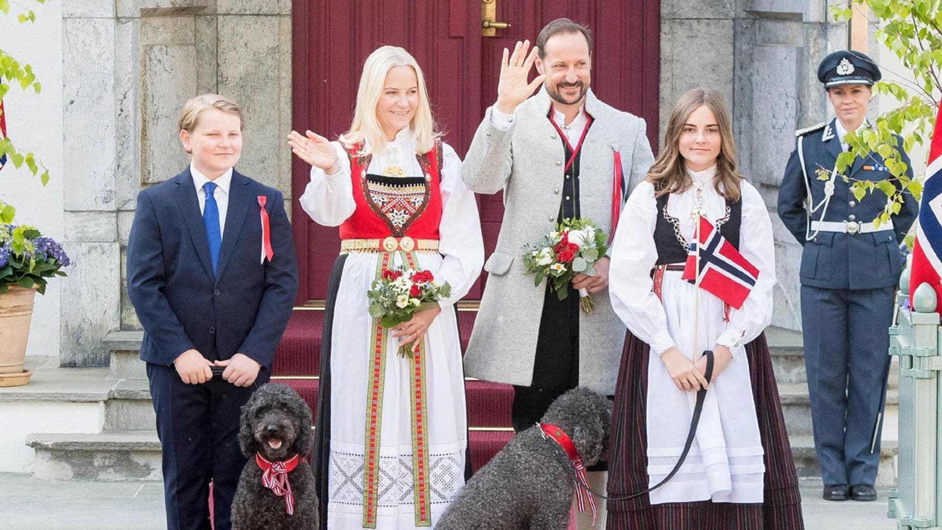 Flores, banderas y traje regional: las imágenes de Haakon y Mette-Marit de Noruega con sus hijos y sus mascotas