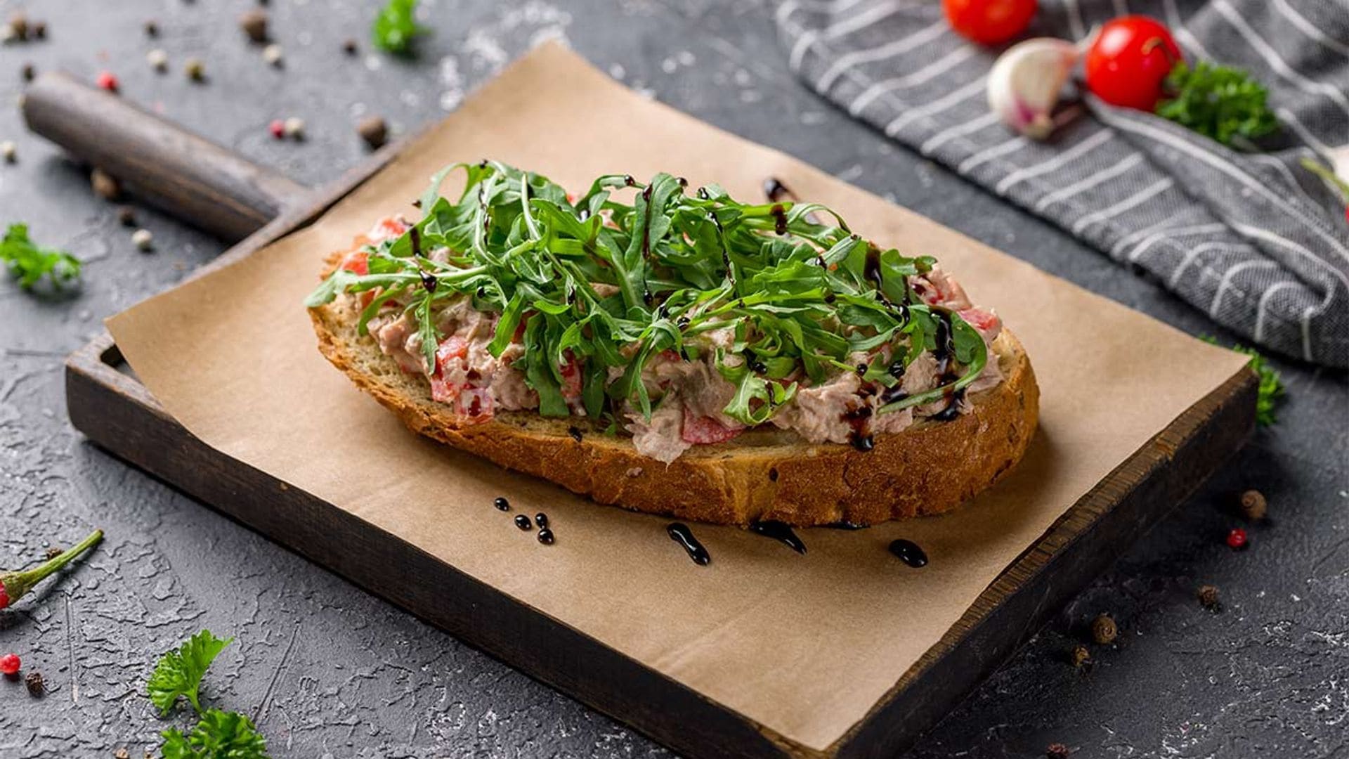 Canapé de atún con tomate y rúcula