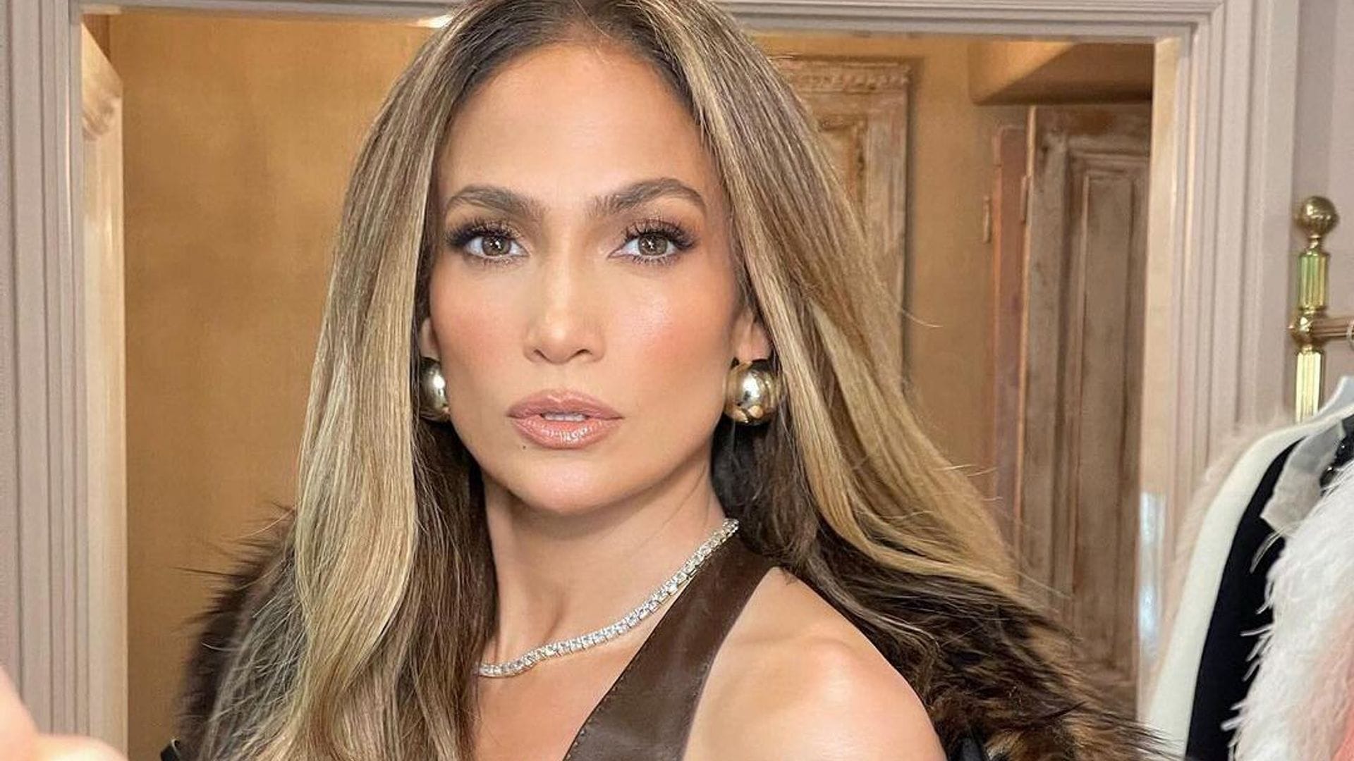 Jennifer Lopez eleva la tendencia ‘Mob Wife’ en un sofisticado ‘look’ de cuero