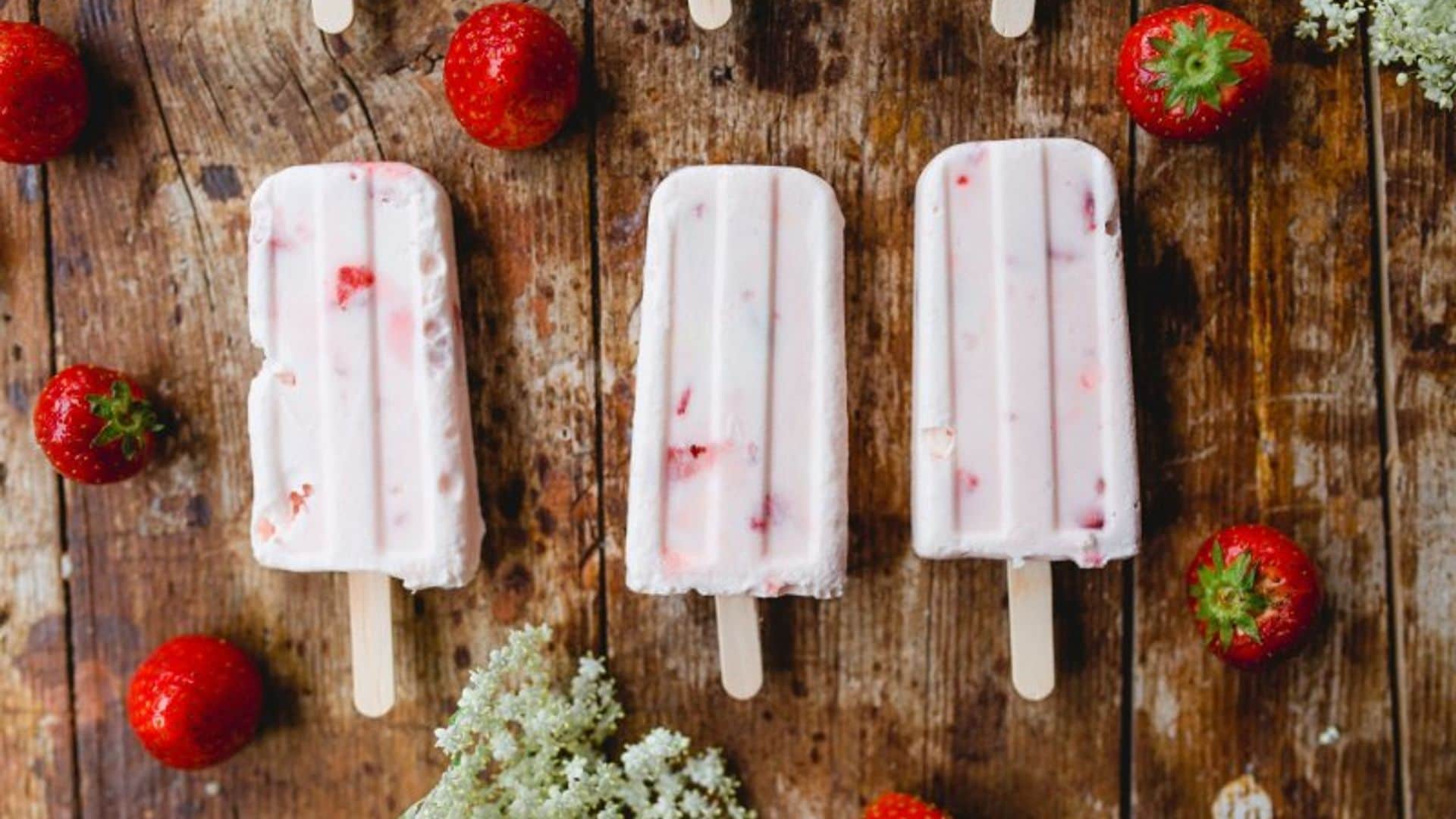 Helados de yogur con fresas y plátano