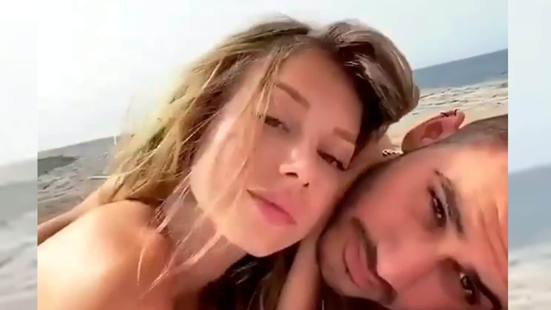 'Playback', bromas y besos en la playa: Ester Expósito disfruta del verano con su chico, Alejandro Speitzer