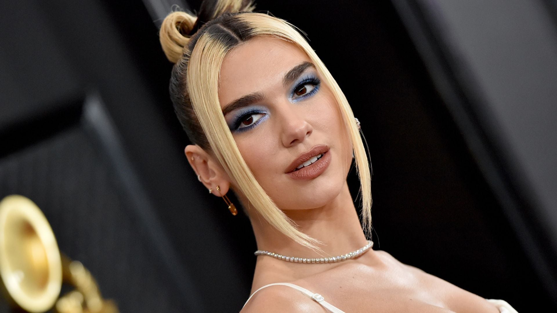 Dua Lipa cambia de look y se apunta al flequillo recto más fácil de peinar