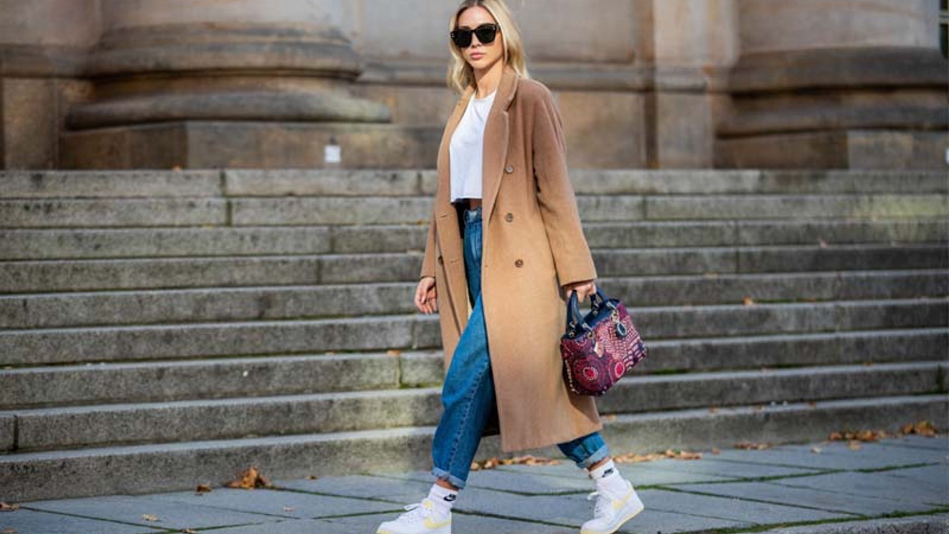 Abrigo largo y zapatillas blancas: resuelve con 2 básicos todos tus looks del fin de semana