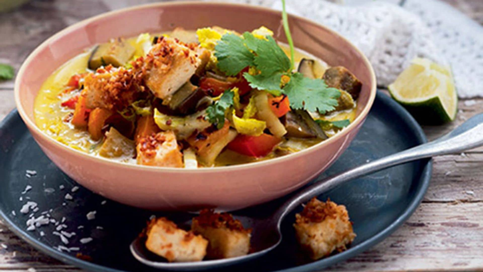 Curry de verduras con tofu rebozado en coco