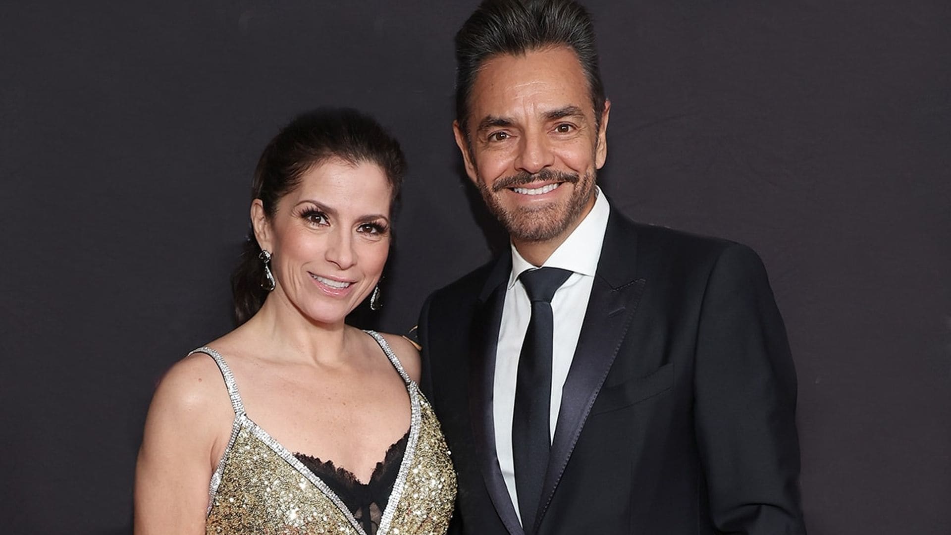 Por primera ocasión, Alessandra Rosaldo le entrega un especial galardón a Eugenio Derbez