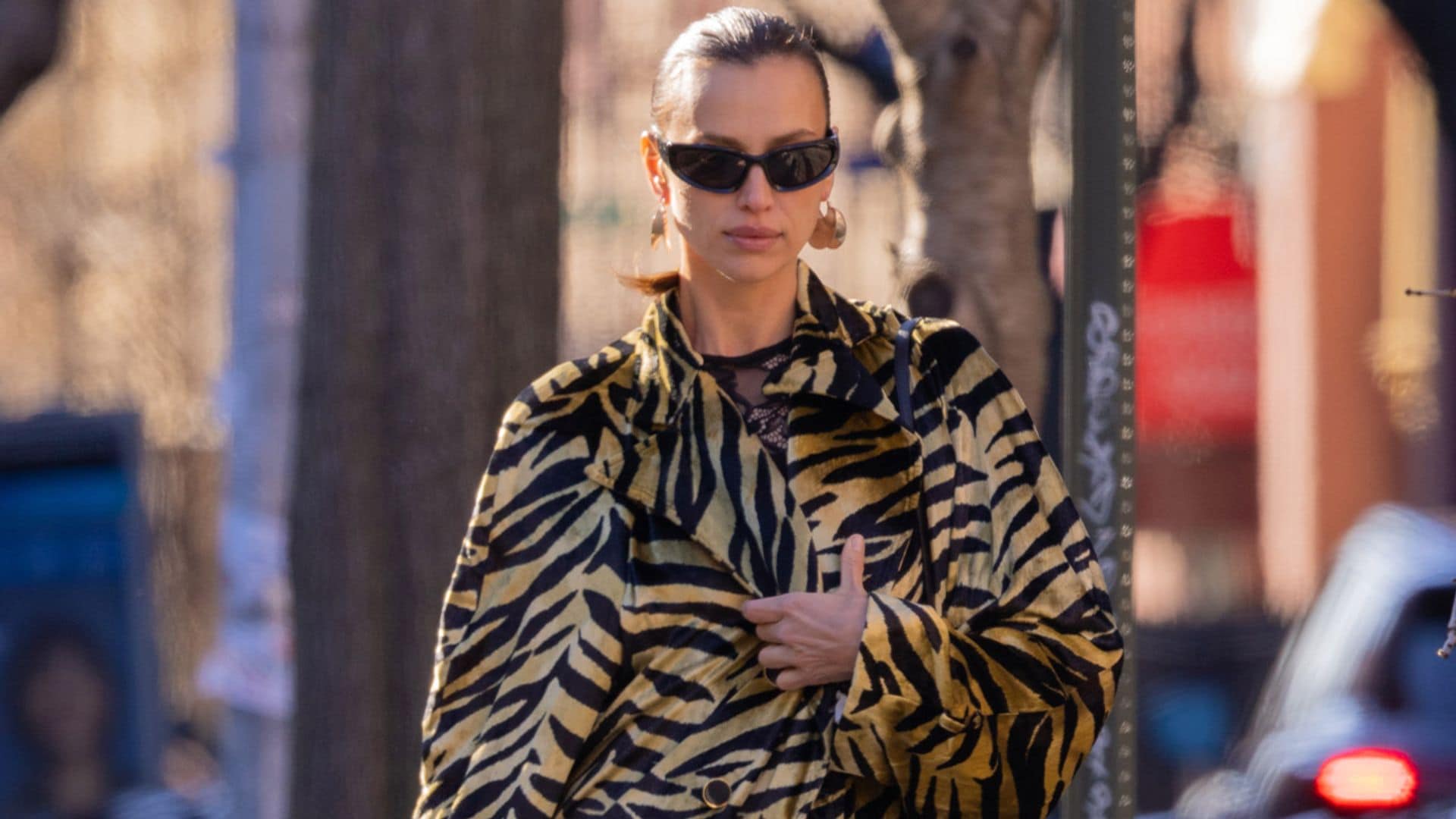 Irina Shayk sorprende con una fórmula de estilo explosiva: 'animal print', encaje y zapatillas