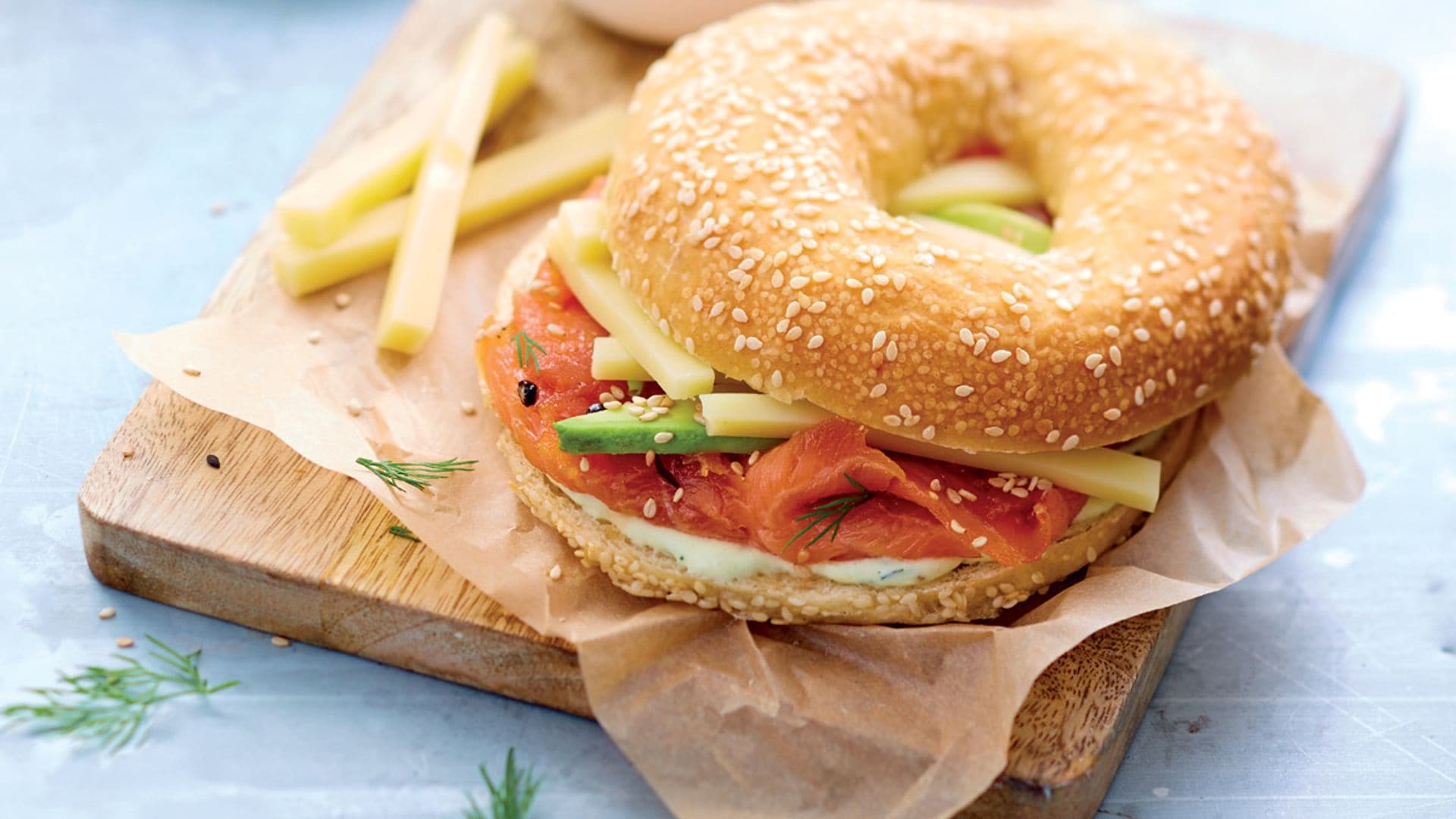 Bagel con queso 'Emmentaler' y salmón ahumado