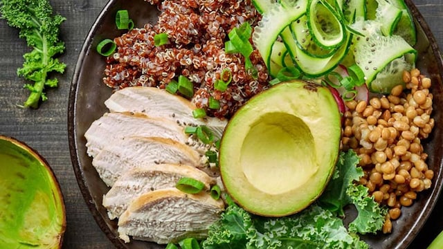 Ensalada de quinoa, pollo, aguacate y lentejas
