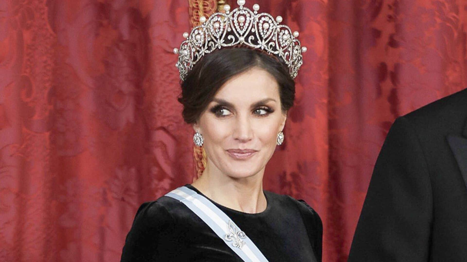 Doña Letizia estrena la espectacular tiara rusa, la última que le quedaba por llevar de las joyas de pasar