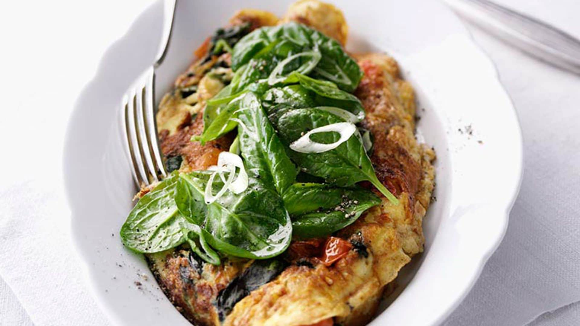 Tortilla de espinacas y tomate con cebolleta aliñada