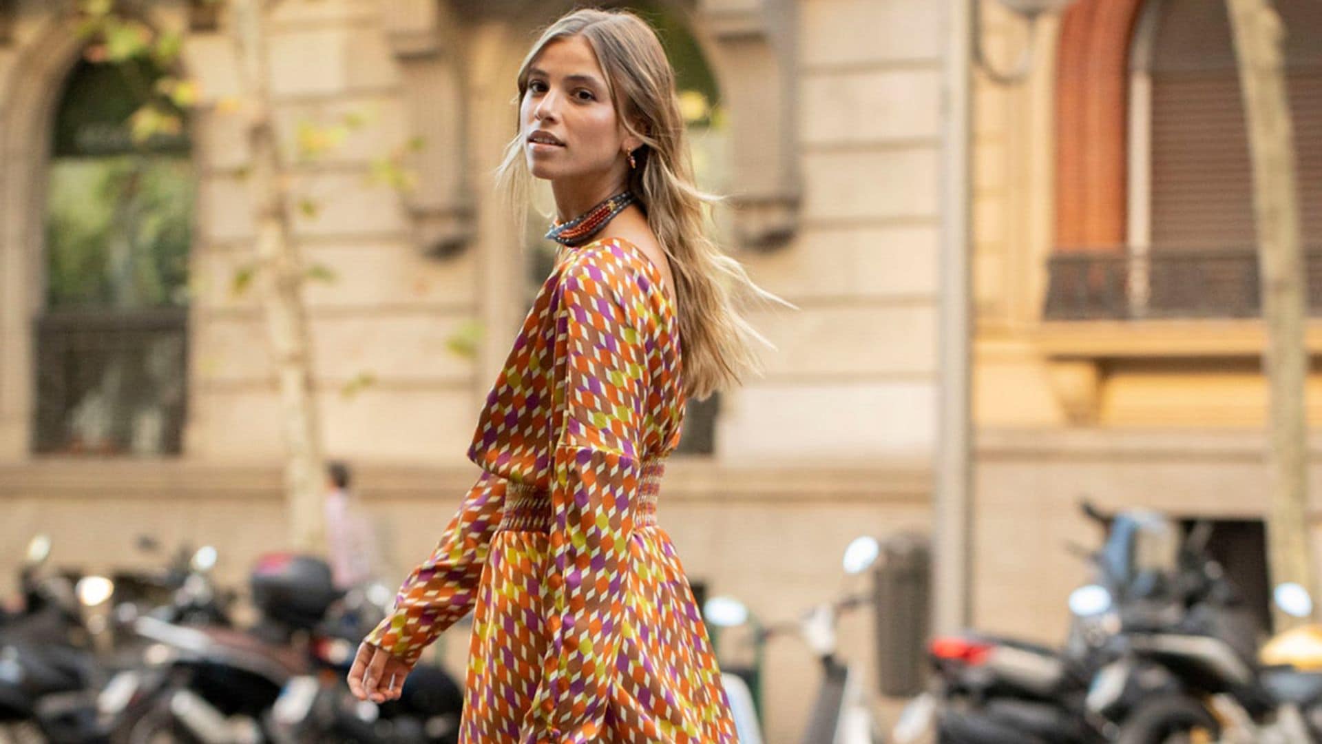 Un look de invitada de otoño para cada tipo de boda