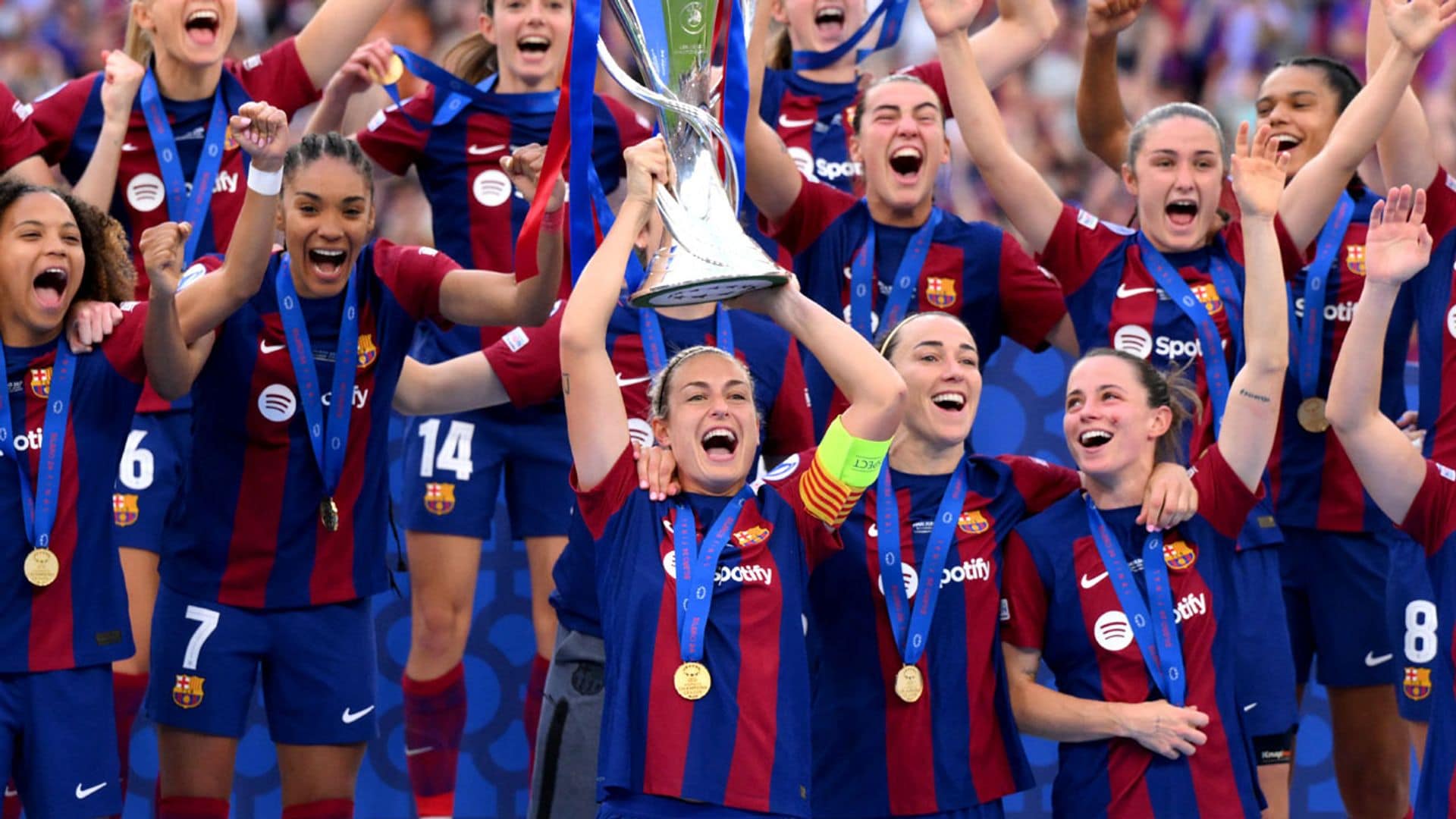 ¡Las chicas del Barça ganan otra Champions! Locura durante la celebración y la felicitación de Messi