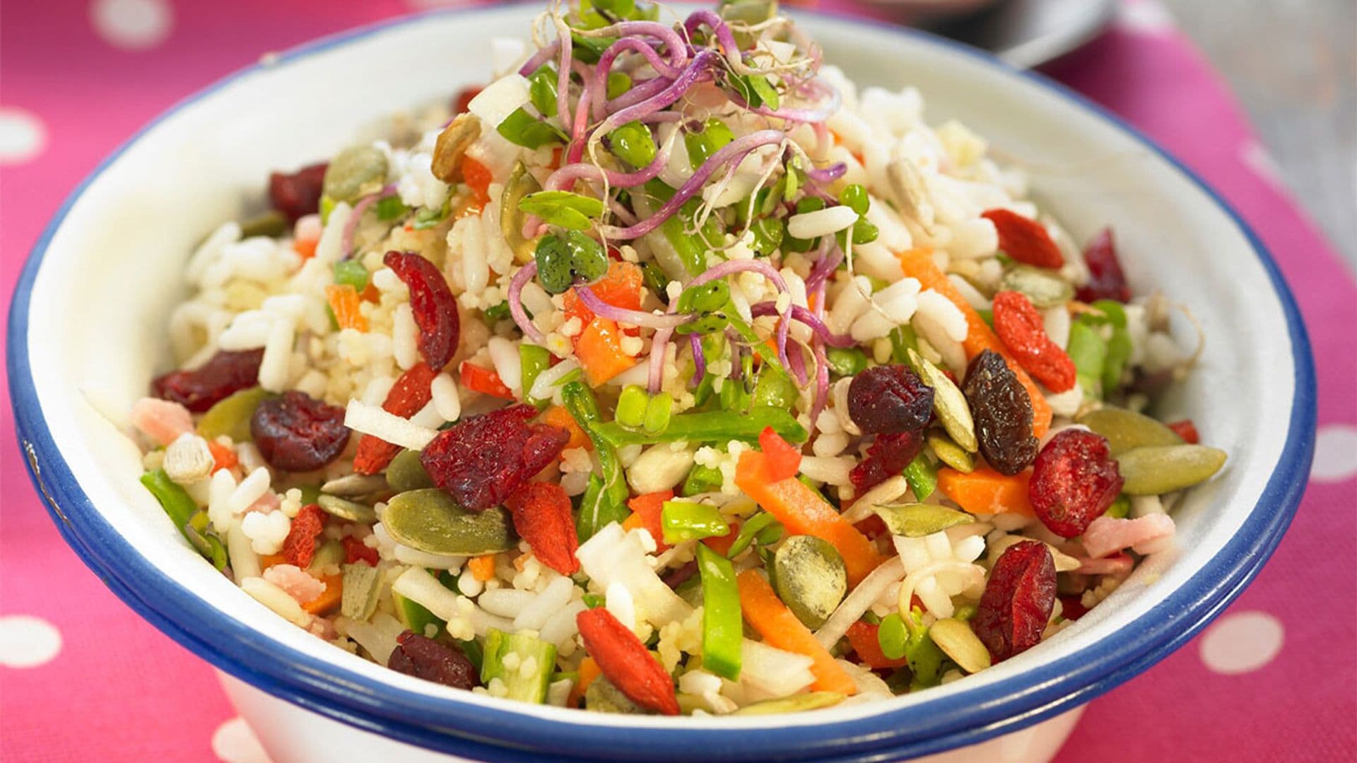 Ensalada de arroz y sémola con arándanos y pipas