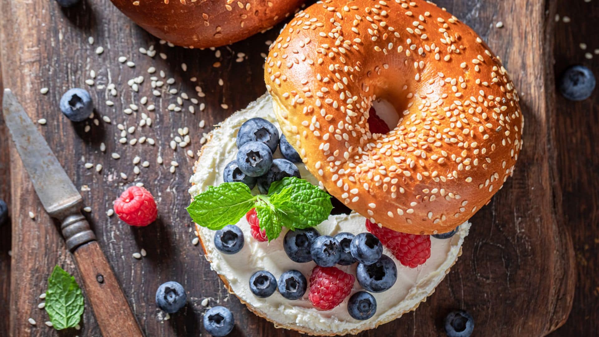 'Bagel' de queso y frutas del bosque