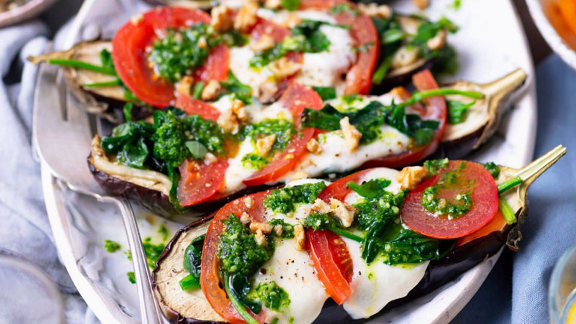 Berenjenas rellenas de mozzarella y tomate con espinacas y pesto de nuez