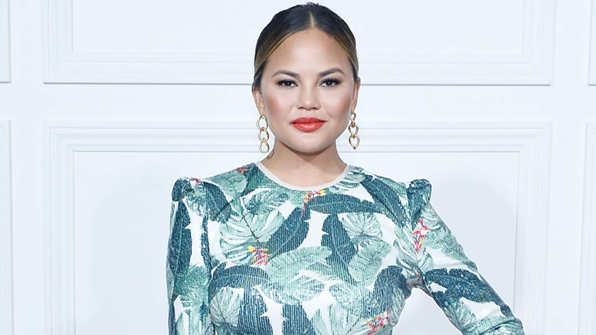 Con terciopelo y tacón, Chrissy Teigen elige los botines que triunfarán este otoño